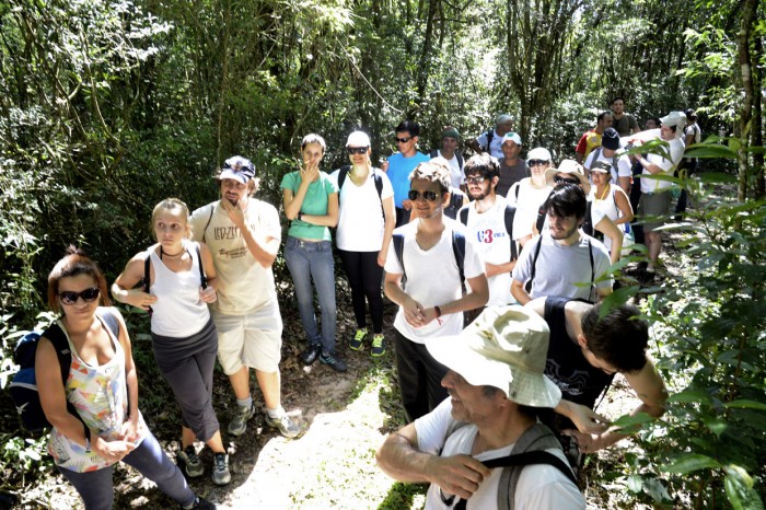 Durante a trilha, participantes recebem informações sobre a Serra do Japi